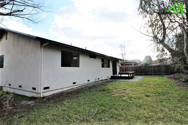 Building Photo - 866 Spaniel Dr