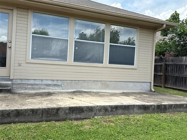 Building Photo - 17129 Bishopsgate Dr