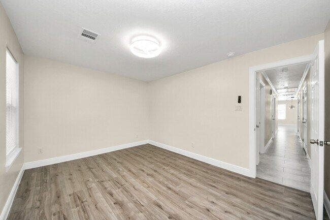 Building Photo - 7066 Villa Dr