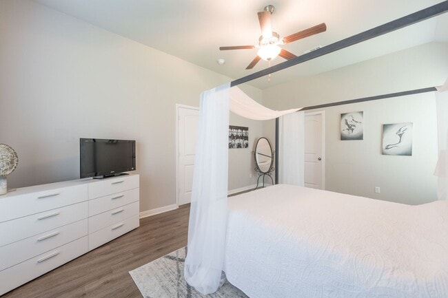 Building Photo - Gorgeous Three Creeks Home