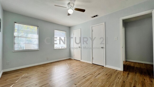 Building Photo - Cozy 1-Story 2/1 Duplex In Castleberry ISD...