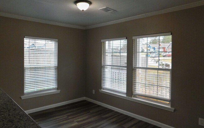 Building Photo - 107 Varsity Dr