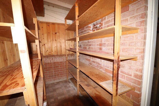 Building Photo - 3 Bedroom 2 Bathroom