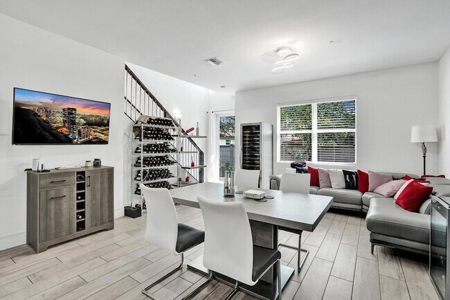 Building Photo - 480 NE 35th Ct