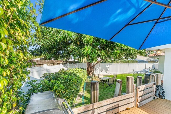 Building Photo - 25 NW 24th Ct