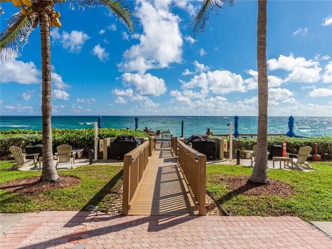 Building Photo - 1147 Hillsboro Mile