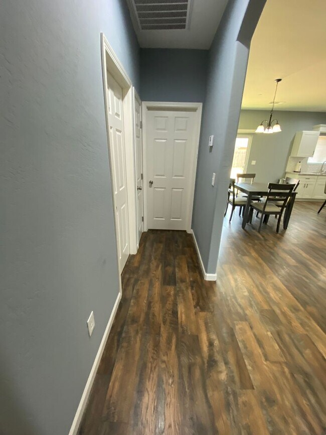 Building Photo - Newer home for rent in Visalia