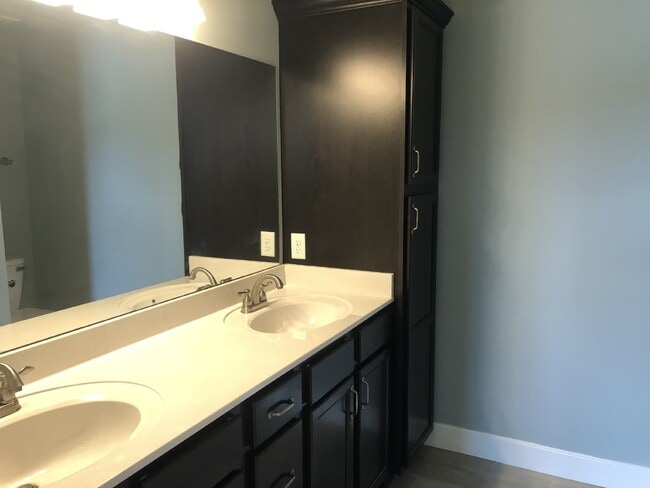 Building Photo - 3BD 2.5 BA TOWNHOME FOR RENT IN COOPER SQ