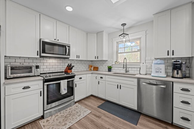 Building Photo - 6115 Gondolier Dr