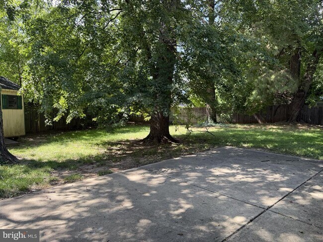 Building Photo - 13100-13100 Cabinwood Dr