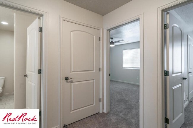Building Photo - Cozy Townhome with Community Pool