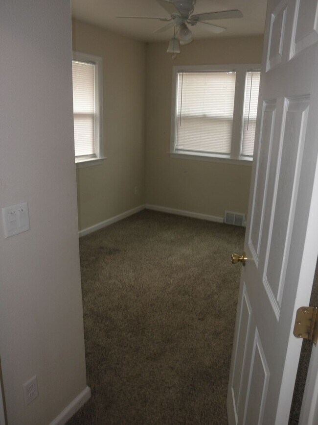 Building Photo - Charming home with basement
