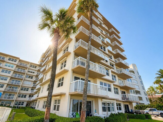 Building Photo - 1069 Hillsboro Mile