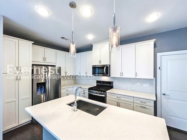 Building Photo - Spacious 3 Bed, 2.5 Bath Town Home with Attached Garage | Pet Friendly