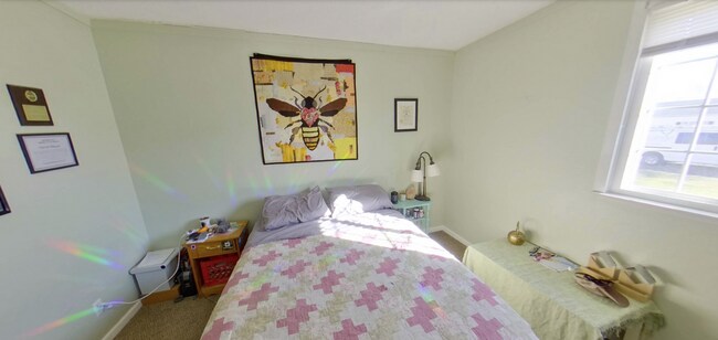 Building Photo - Updated Duplex + Washer & Dryer + Off-Street Parking! Available November 3rd!