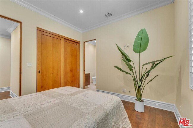 Building Photo - 5310 Leghorn Ave