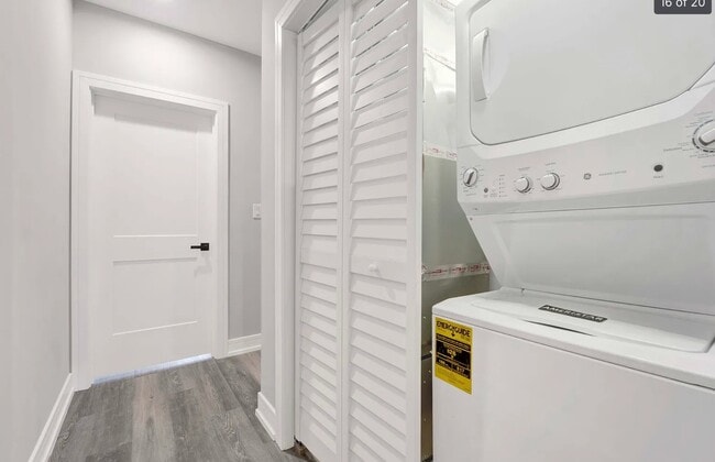 Building Photo - 5418 W Belmont St