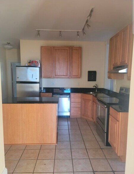 Building Photo - 4549-4551-4551 Oakland Ave