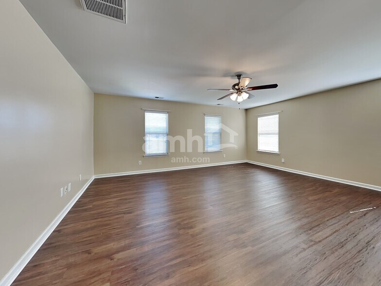 Building Photo - 137 Lake House Rd