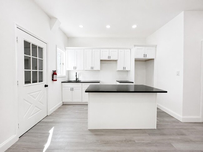 Building Photo - 428 56th St