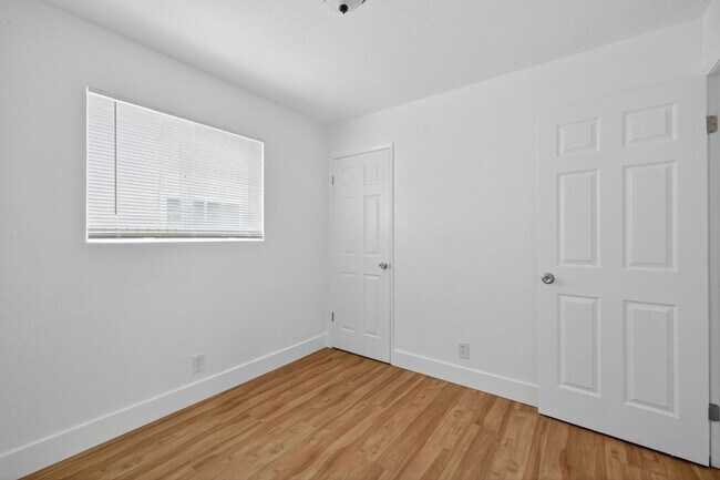 Building Photo - 2-Bedroom 1-Bath Gem- $1300/month!