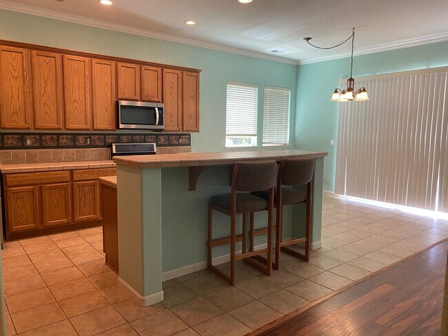 Building Photo - Huge 3 Bed 2 Bath + Den Golf Course Hom...