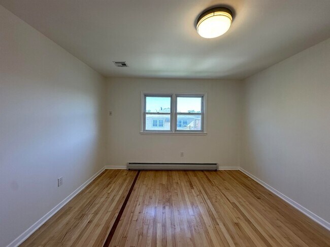 Building Photo - 33 E 51st St