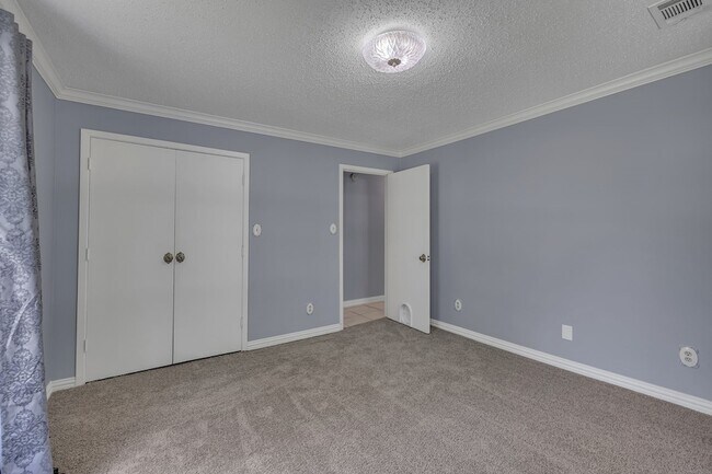 Building Photo - 401 Magnolia St