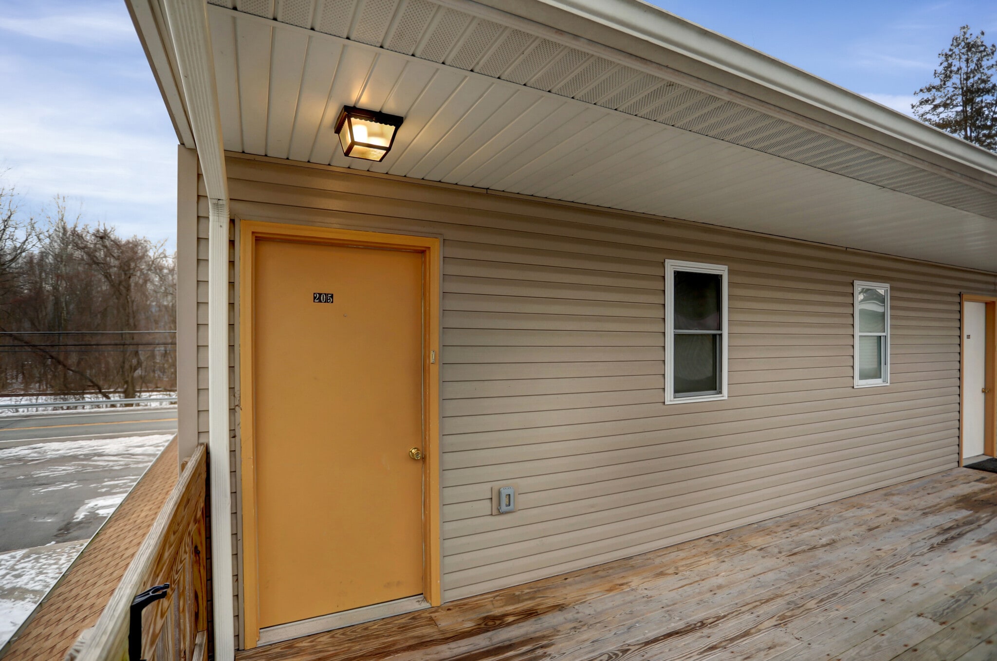 Building Photo - 1615 N River Rd