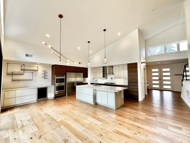 Building Photo - 6 BR / 4 BA – 4,100 SQ FT with Patio, Full...