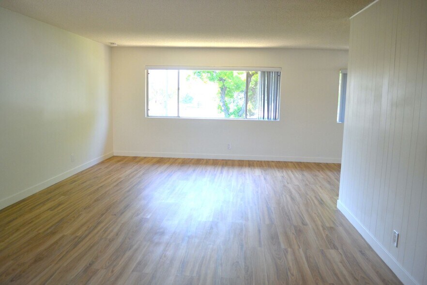 Interior Photo - The Huntington Sunset