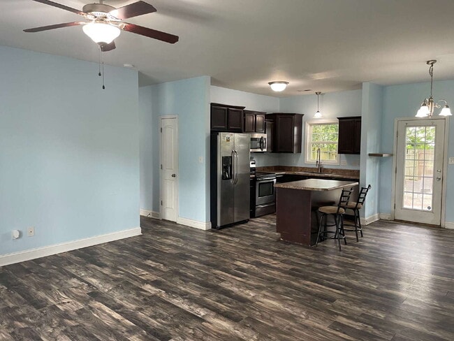 Building Photo - Pet Friendly Three Bedroom Two Full Bathro...