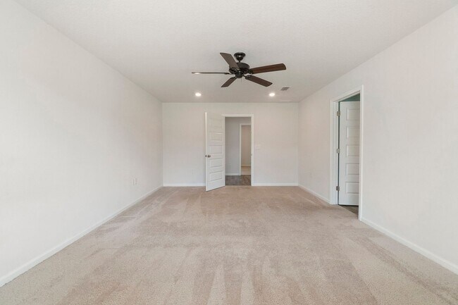 Building Photo - Creative Charm Meets Modern Comfort in Thi...