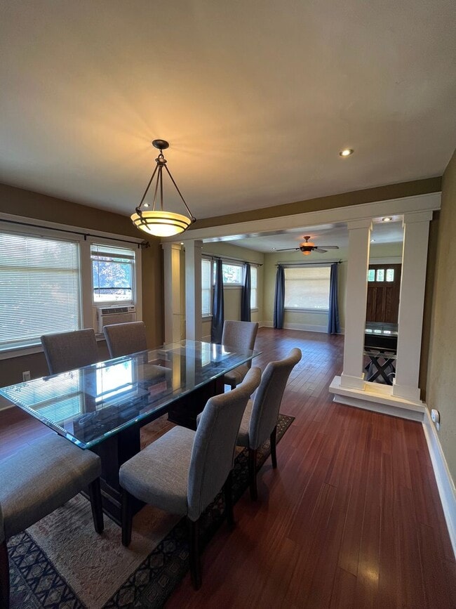 Building Photo - House: 2 Bedroom with Den , 2 Bath and pri...