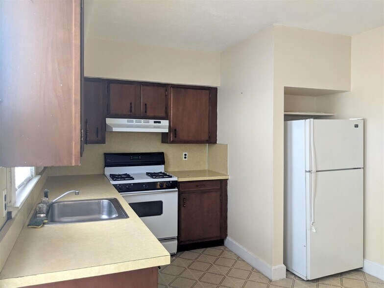 Building Photo - 1102 Broadway