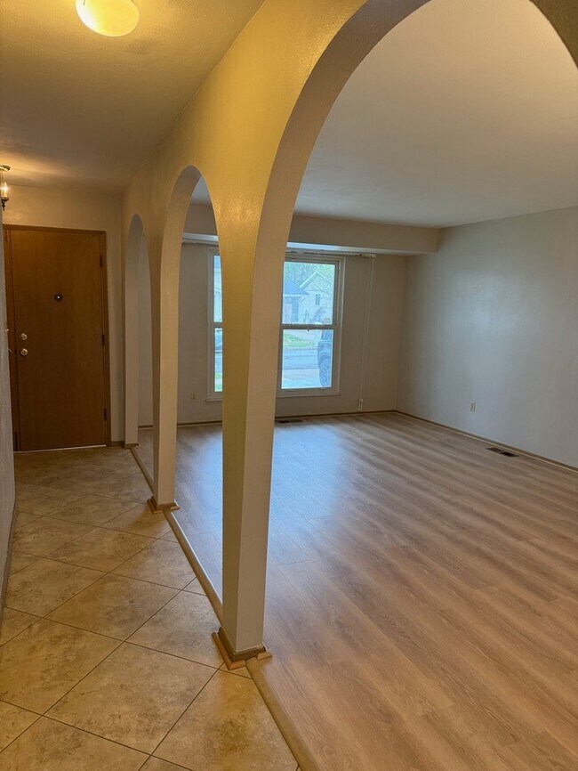 Building Photo - 3 Bedroom 3.5 Bathroom Home In Ballwin