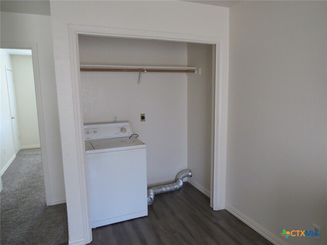 Building Photo - 1602 Benttree Dr