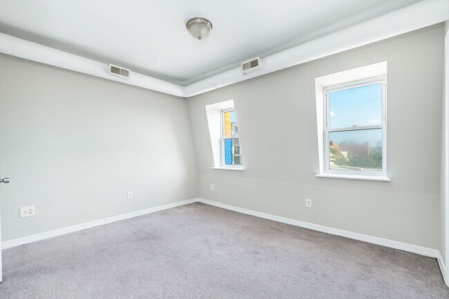 Building Photo - 1422 W Girard Ave