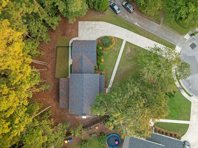 Building Photo - $300 off the first month's rent on a 12 month approved lease