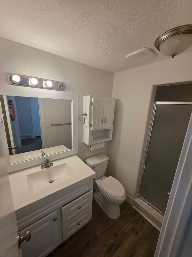 Building Photo - Spacious 4 bedroom 3 bathroom townhouse!