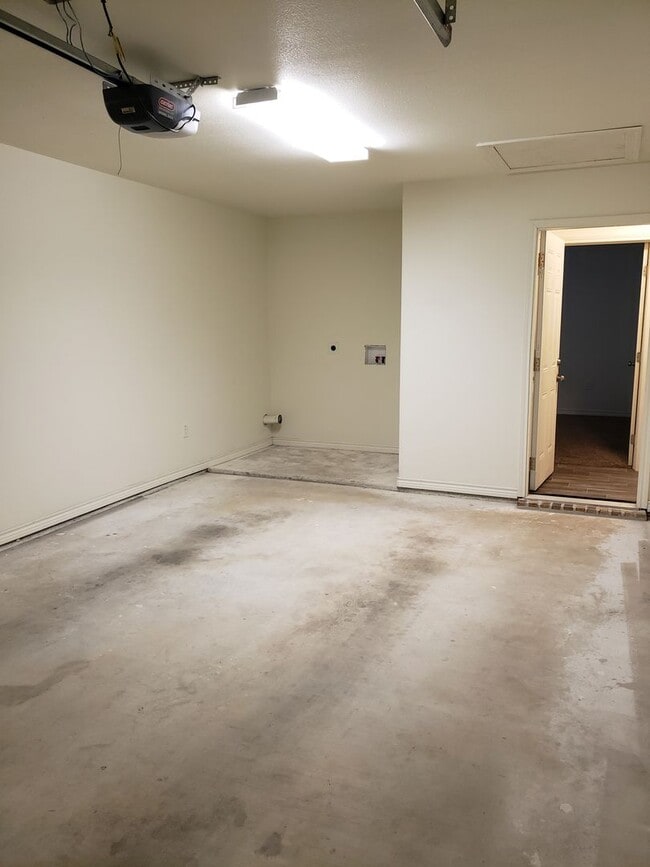 Building Photo - Spacious NISD home