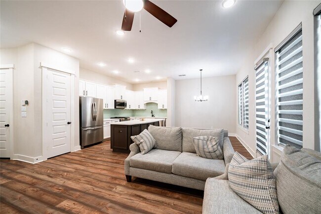 Building Photo - 10922 Brambling Wood Dr