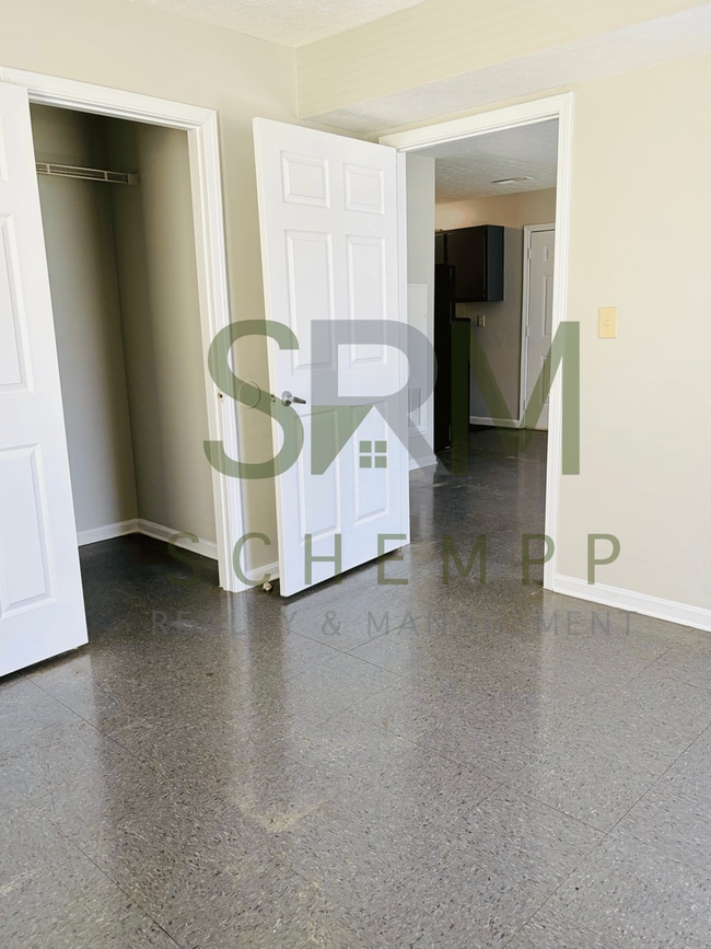 Building Photo - First floor one bedroom apartment in Portland- Section 8 accepted