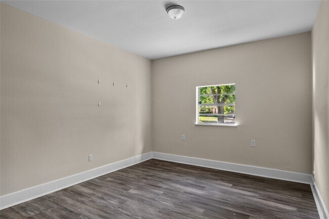 Building Photo - 1909 16th Ave N