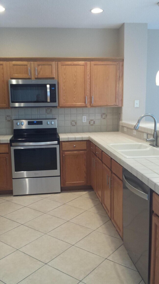 Building Photo - 3027 N Evergreen Cir
