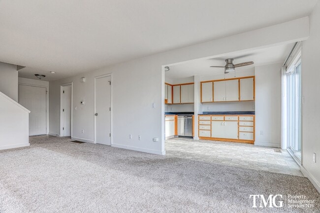 Building Photo - Spacious 4BR Townhome with AC, W/D, Garage...