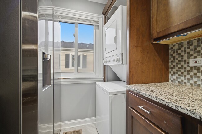 Building Photo - 1306 Cove Dr
