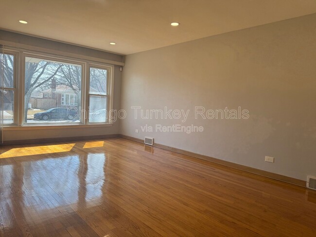 Building Photo - 2810 W 83rd St