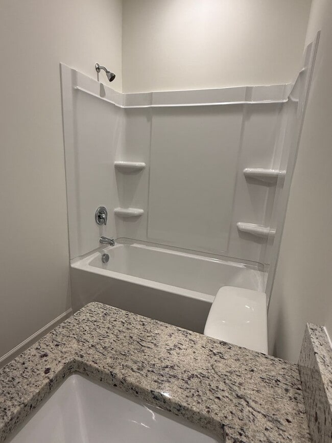 Building Photo - Springville Schools One Level 4 Bedroom / 3 Bathroom/ 3 Car Garage