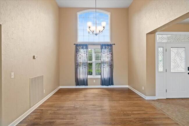 Building Photo - Bright and Spacious Home on Cascades Rd